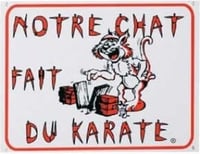 Schild mit "Notre chat fait du karaté" "Unsere Katze macht Karate"