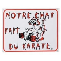 Schild mit "Notre chat fait du karaté" "Unsere Katze macht Karate"