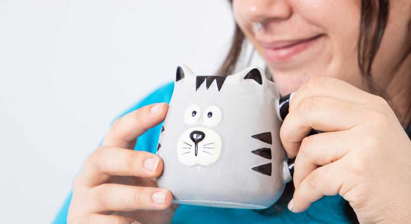 Tomando un café en la taza gato gris Zolia