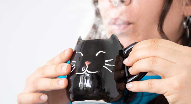 Tomando un café caliente en la taza gato negro Zolia de Zoomalia