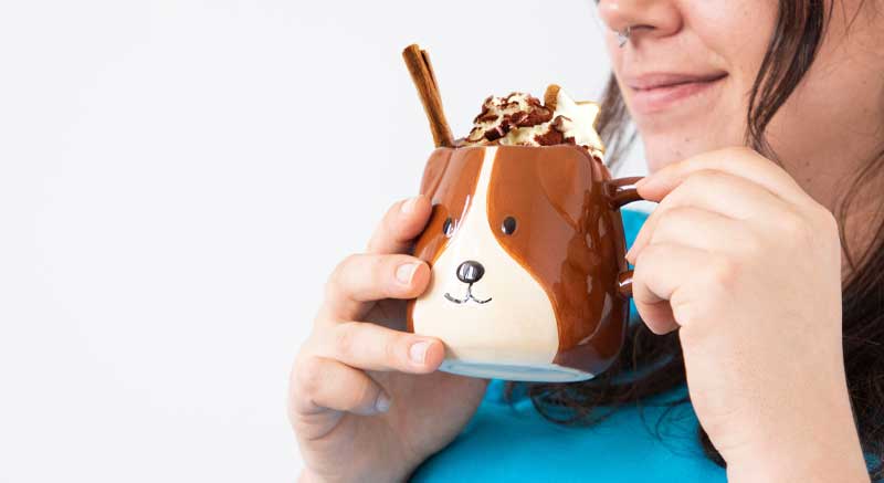 charlotte qui boit son chocolat chaud dans son mug zoomalia