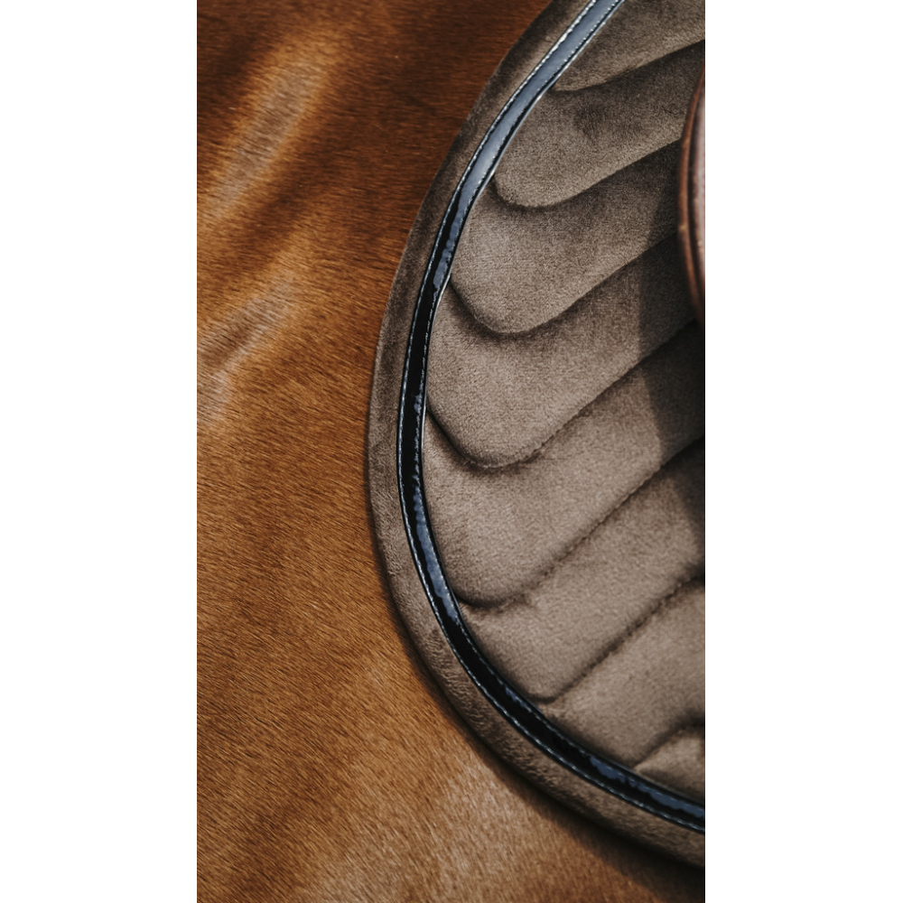 EQUITEHME Zadeldek Glossy in bruin fluweel voor paarden