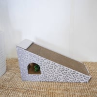 Griffoir en carton pour chat Zolia TOUFOU + Herbe à chats incluse