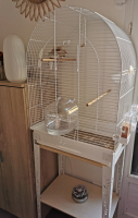 91958_Cage-oiseaux-avec-son-meuble-Chic-Patio---Blanc---3-tailles-disponibles_de_Leslie_1058166376607e638e04f7a5.78549598